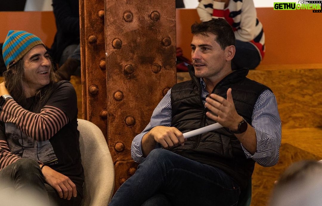 Iker Casillas Instagram - Este mundo cada vez me tiene más asombrado. 120 startups, de diferentes países, han sido evaluadas en la primera convocatoria de @SportBoosthub y @wayra. Hemos decidido seleccionar a siete, pero la gran calidad de todas ha sido impactante. Gracias a @Idoven_ai tuve la oportunidad de introducirme en el mundo del emprendimiento, crezco cada día con SportBoost y aprendo de la mano de los mejores como @ChemaAlonso. Qué no pare. Seguimos!! Wayra Madrid