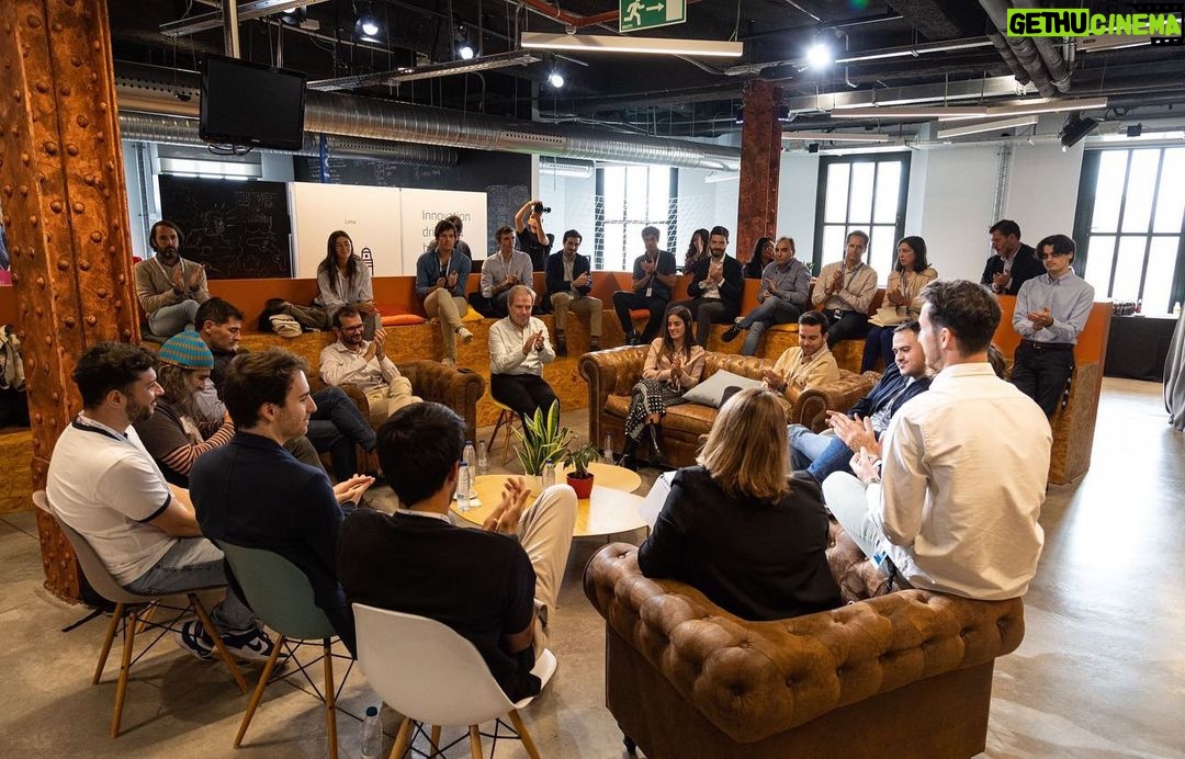Iker Casillas Instagram - Este mundo cada vez me tiene más asombrado. 120 startups, de diferentes países, han sido evaluadas en la primera convocatoria de @SportBoosthub y @wayra. Hemos decidido seleccionar a siete, pero la gran calidad de todas ha sido impactante. Gracias a @Idoven_ai tuve la oportunidad de introducirme en el mundo del emprendimiento, crezco cada día con SportBoost y aprendo de la mano de los mejores como @ChemaAlonso. Qué no pare. Seguimos!! Wayra Madrid