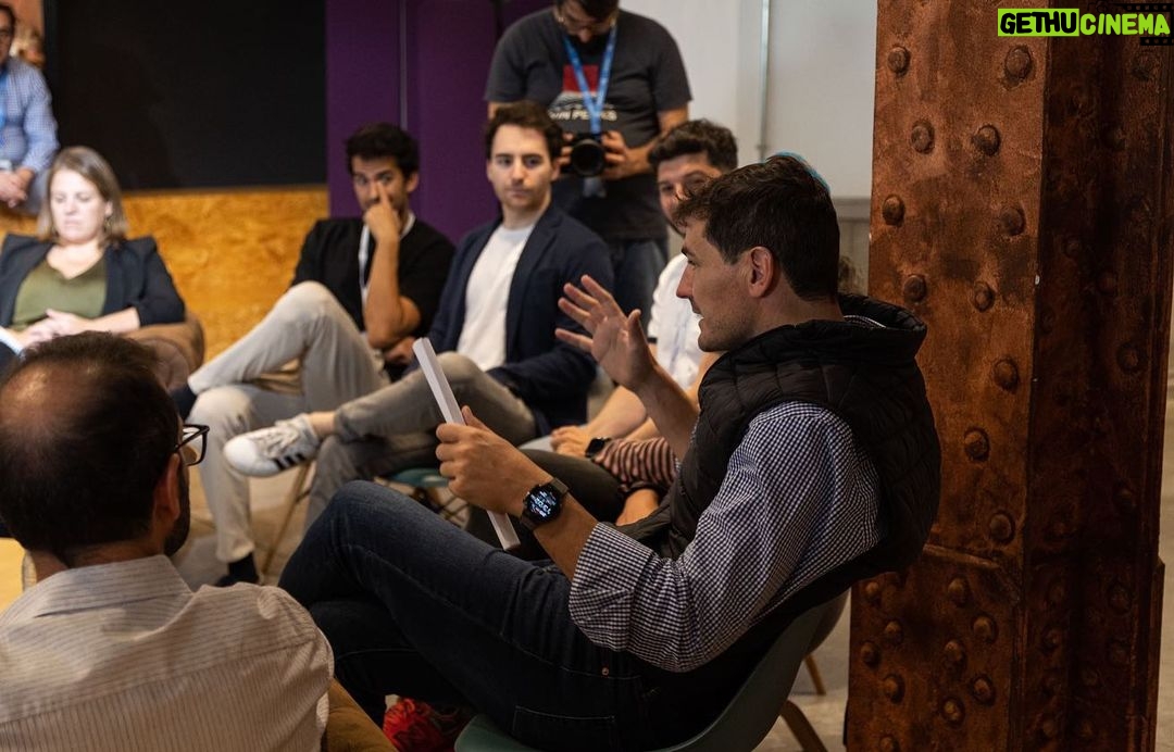 Iker Casillas Instagram - Este mundo cada vez me tiene más asombrado. 120 startups, de diferentes países, han sido evaluadas en la primera convocatoria de @SportBoosthub y @wayra. Hemos decidido seleccionar a siete, pero la gran calidad de todas ha sido impactante. Gracias a @Idoven_ai tuve la oportunidad de introducirme en el mundo del emprendimiento, crezco cada día con SportBoost y aprendo de la mano de los mejores como @ChemaAlonso. Qué no pare. Seguimos!! Wayra Madrid