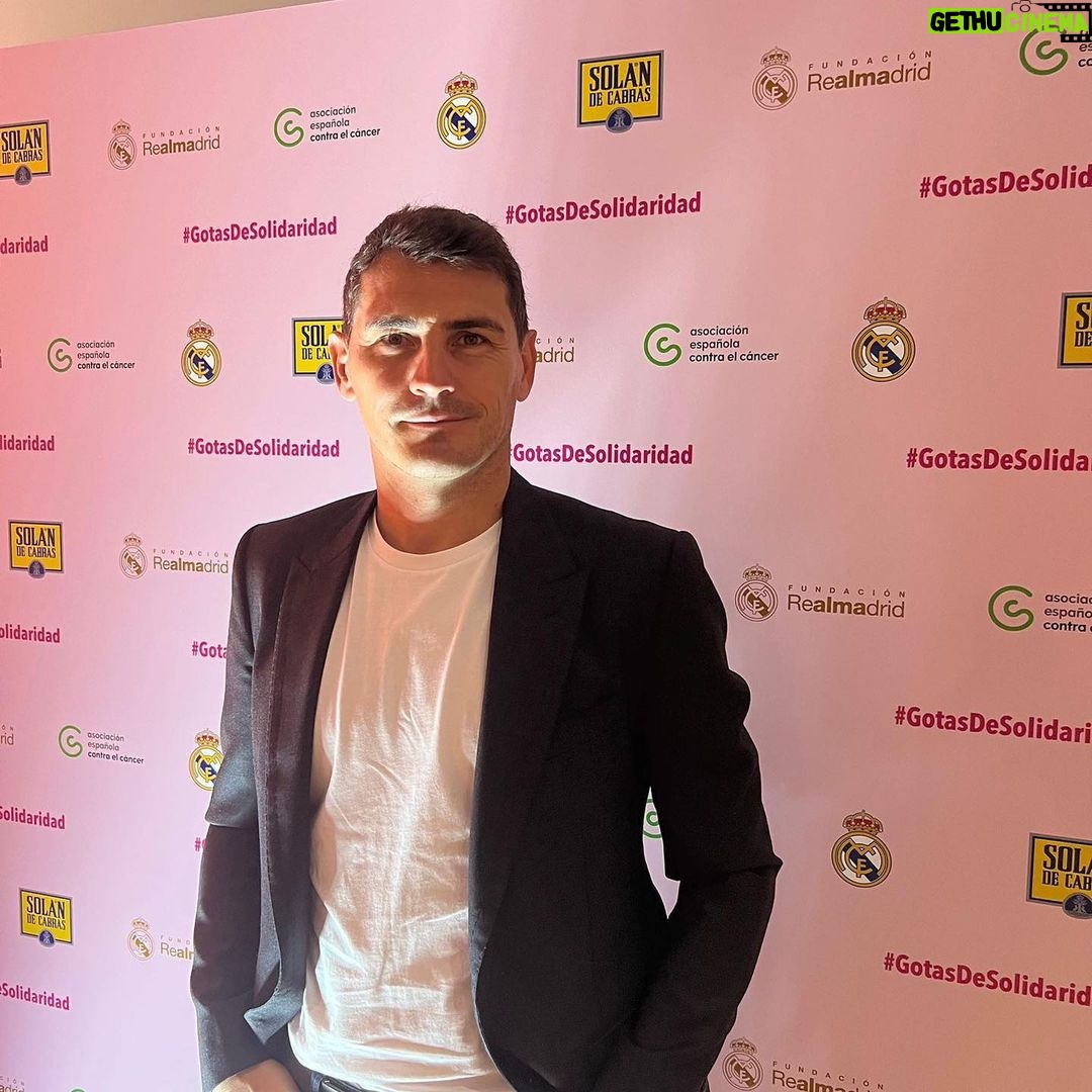 Iker Casillas Instagram - “En un mismo equipo somos más fuertes”. Los clubes deben ayudar a sensibilizar. Estamos expuestos a diario en todo el mundo, los deportistas debemos dar buena imagen y debemos tener ese compromiso, somos un espejo donde mirarse para la gente y hay que demostrarles lo que hay detrás del deportista. “Gotas de Solidaridad” con @solandecabras, @fundacion.realmadrid y @contraelcancer.es, para visibilizar la importancia de algo tan grande como el bienestar emocional de los pacientes de cáncer y familiares