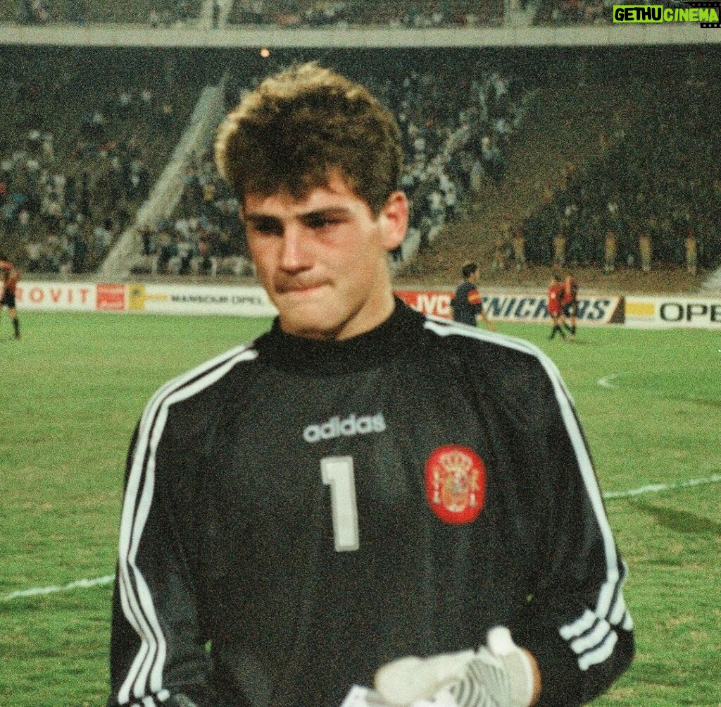 Iker Casillas Instagram - Esta foto es de 1997 en el @fifaworldcup sub-17 en Egipto. Ya ha llovido mucho desde entonces. 🥺 #tbthursday Pic by: @filippomricci