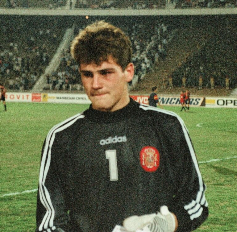 Iker Casillas Instagram - Esta foto es de 1997 en el @fifaworldcup sub-17 en Egipto. Ya ha llovido mucho desde entonces. 🥺 #tbthursday Pic by: @filippomricci