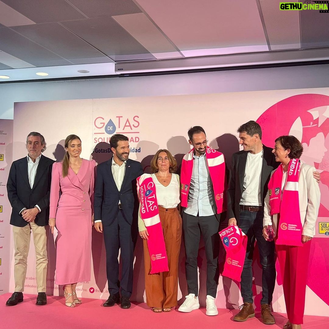 Iker Casillas Instagram - “En un mismo equipo somos más fuertes”. Los clubes deben ayudar a sensibilizar. Estamos expuestos a diario en todo el mundo, los deportistas debemos dar buena imagen y debemos tener ese compromiso, somos un espejo donde mirarse para la gente y hay que demostrarles lo que hay detrás del deportista. “Gotas de Solidaridad” con @solandecabras, @fundacion.realmadrid y @contraelcancer.es, para visibilizar la importancia de algo tan grande como el bienestar emocional de los pacientes de cáncer y familiares