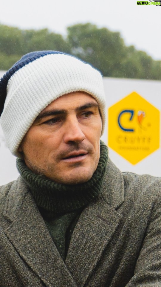 Iker Casillas Instagram - La importancia de jugar y practicar deporte, con @ikercasillas. El Cruyff Court @fundacionikercasillas, un nuevo espacio para mejorar la calidad de vida de los niños y niñas de Móstoles. 👊🏼 #CruyffLegacy #CreatingSpace #SocialTransformation Móstoles, Madrid, Spain