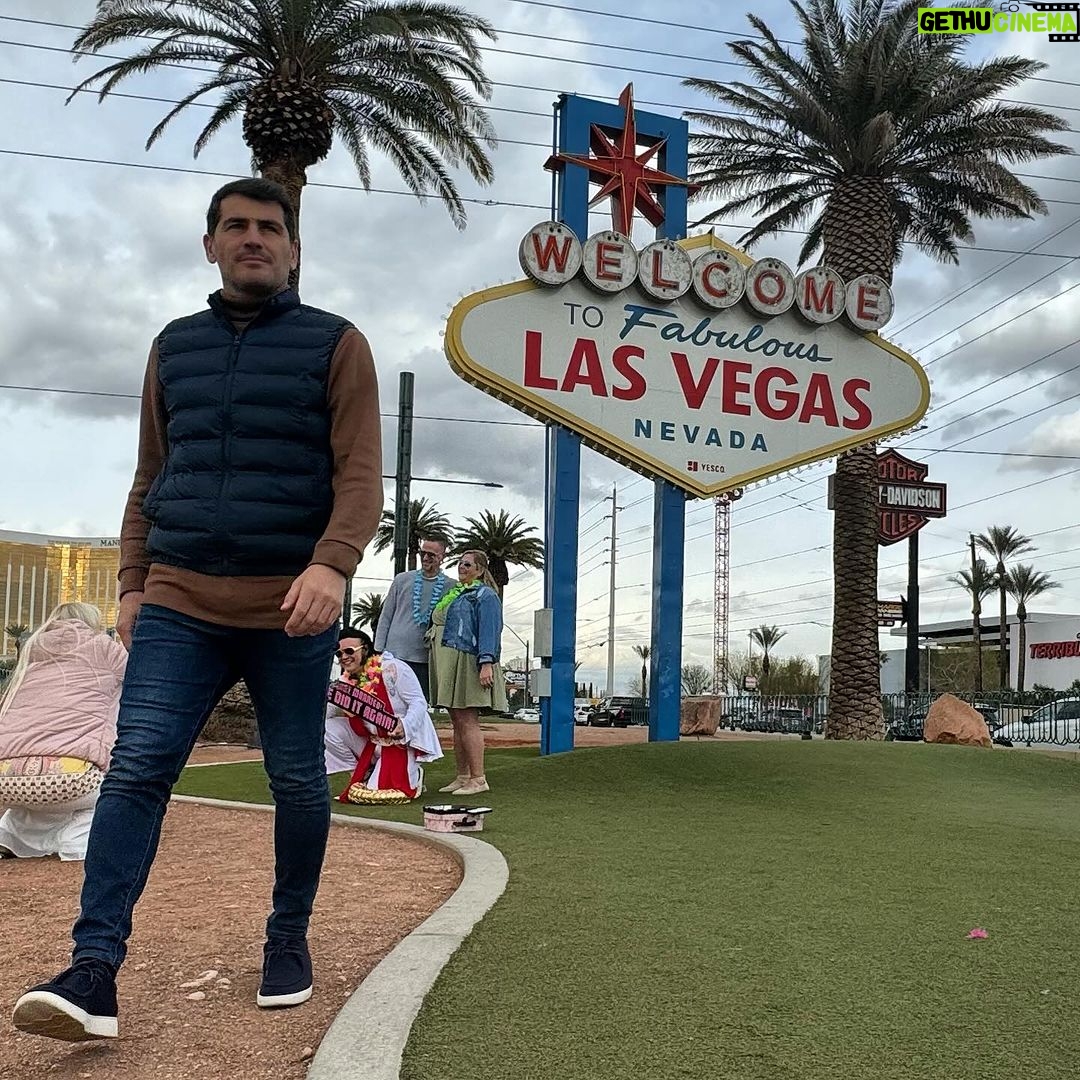 Iker Casillas Instagram - 🏈 🎰 💸 👋 #byeElvis