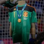 Iker Casillas Instagram - FIFA World Cup Final 2010: What an unforgettable save against Arjen Robben 😲 The iconic Iker Casillas‘ green shirt from the final plus his World Cup medal 🥇 are on display at the Legends Experience in Madrid 🤩 Come check them out! ********** Final de la FIFA World Cup de 2010: Qué parada tan inolvidable contra Arjen Robben 😲 La icónica camiseta verde utilizada por Iker Casillas durante la Final, junto a su medalla del Mundial 🥇 se exhiben en Legends Experience en Madrid 🤩 ¡Ven a verlos! @fifaworldcup @ikercasillas #fifamuseum #museum #legend