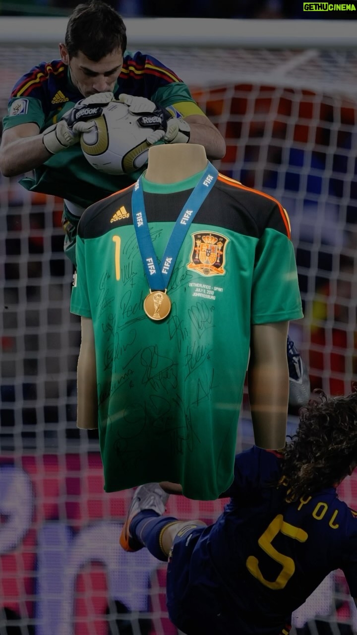 Iker Casillas Instagram - FIFA World Cup Final 2010: What an unforgettable save against Arjen Robben 😲 The iconic Iker Casillas‘ green shirt from the final plus his World Cup medal 🥇 are on display at the Legends Experience in Madrid 🤩 Come check them out! ********** Final de la FIFA World Cup de 2010: Qué parada tan inolvidable contra Arjen Robben 😲 La icónica camiseta verde utilizada por Iker Casillas durante la Final, junto a su medalla del Mundial 🥇 se exhiben en Legends Experience en Madrid 🤩 ¡Ven a verlos! @fifaworldcup @ikercasillas #fifamuseum #museum #legend
