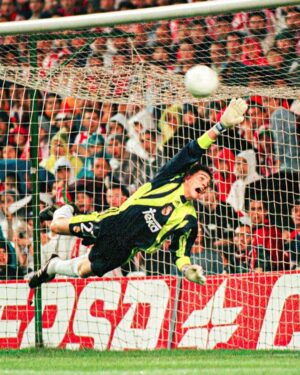 Iker Casillas Instagram - 🧤 #OTD 24 years ago, @IkerCasillas made his debut as a madridista!
🔙 ¡Se cumplen 24 años del debut de Iker Casillas como madridista!
#RealFootball