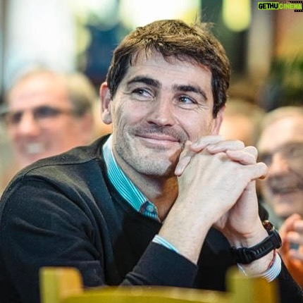 Iker Casillas Instagram - Mirar y admirar a alguien. Sentirte casi esa persona. Felicidad! Eso es! Buenas noches !🌙💤