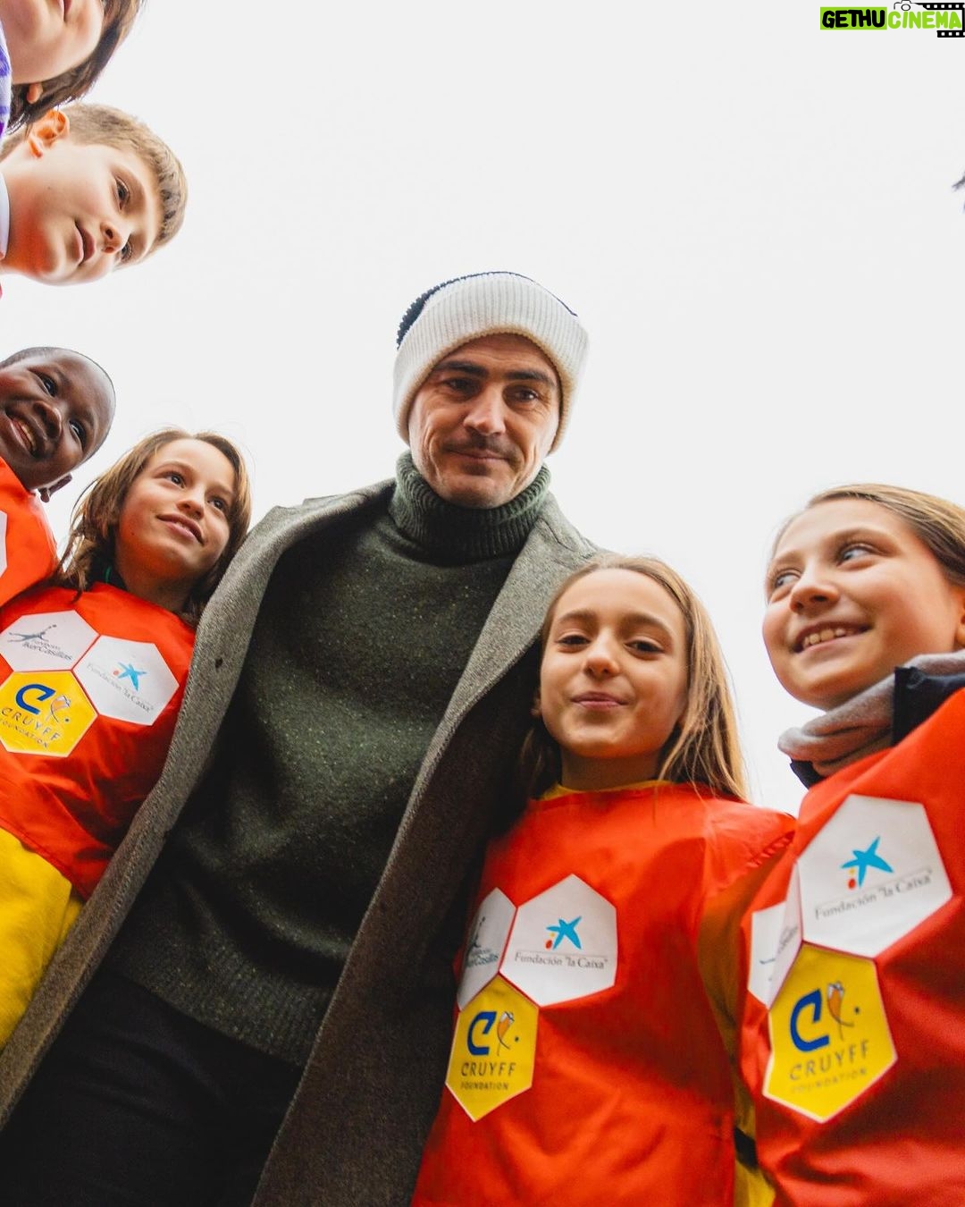 Iker Casillas Instagram - Muy contento por haber inaugurado un nuevo Cruyff Court de la @fundacioncruyff en Móstoles, ciudad que me vio crecer. Móstoles, Madrid, Spain
