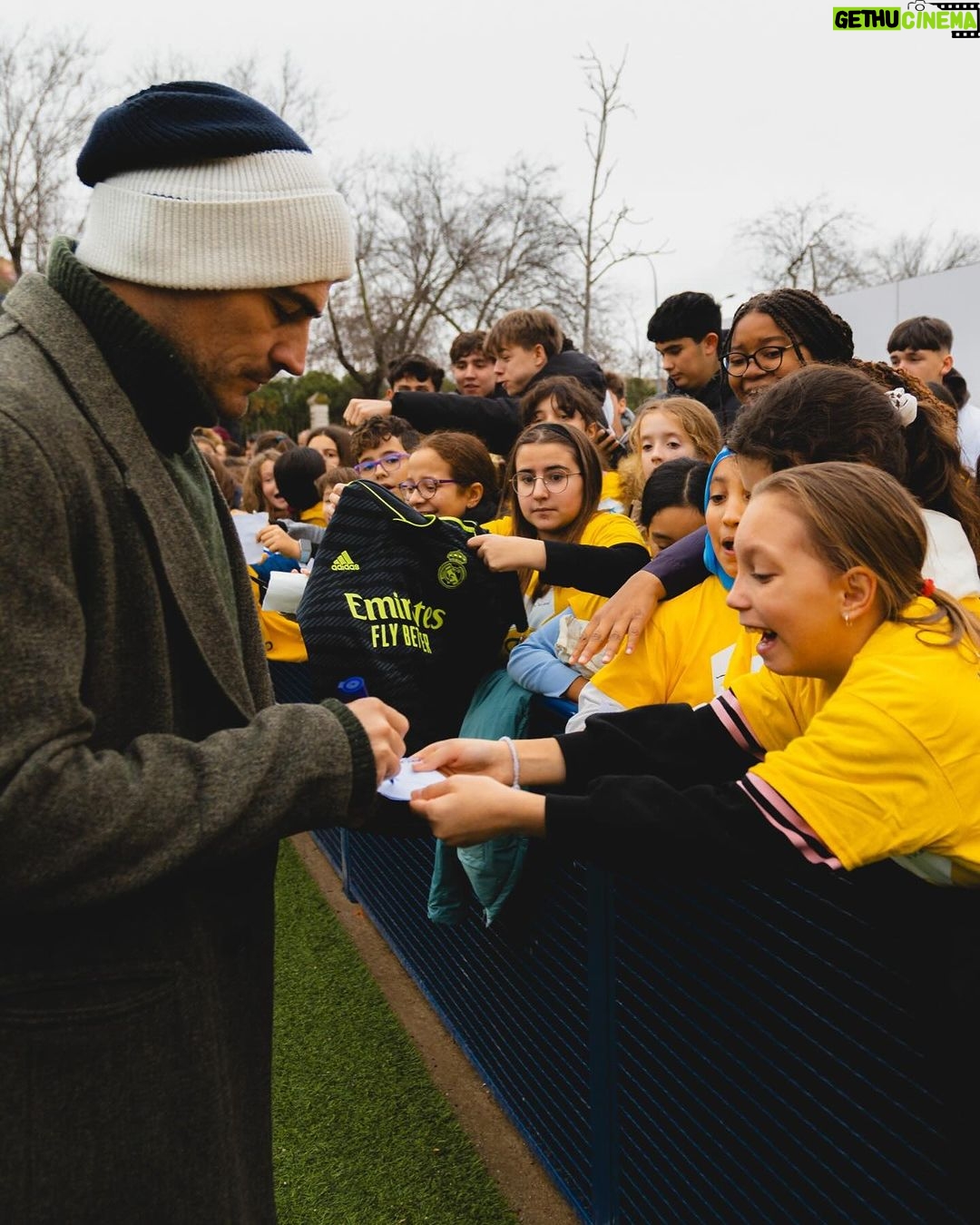 Iker Casillas Instagram - Muy contento por haber inaugurado un nuevo Cruyff Court de la @fundacioncruyff en Móstoles, ciudad que me vio crecer. Móstoles, Madrid, Spain