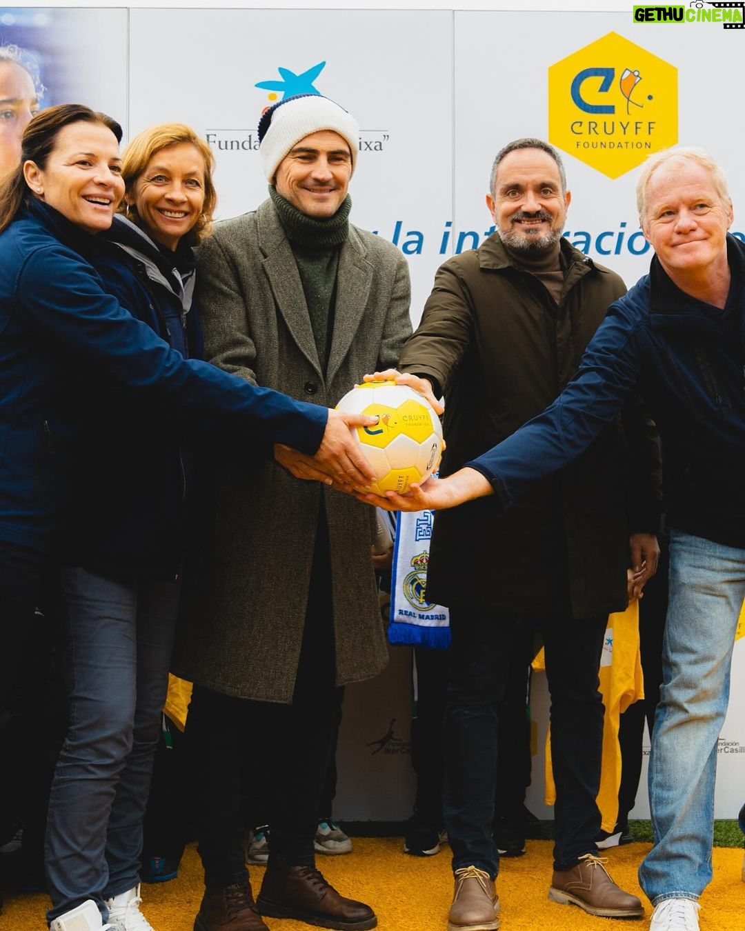 Iker Casillas Instagram - Muy contento por haber inaugurado un nuevo Cruyff Court de la @fundacioncruyff en Móstoles, ciudad que me vio crecer. Móstoles, Madrid, Spain