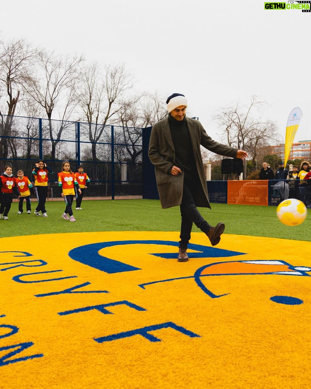 Iker Casillas Instagram - Muy contento por haber inaugurado un nuevo Cruyff Court de la @fundacioncruyff en Móstoles, ciudad que me vio crecer. Móstoles, Madrid, Spain