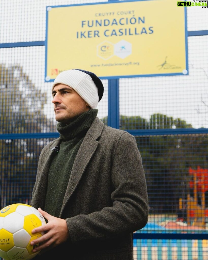 Iker Casillas Instagram - Muy contento por haber inaugurado un nuevo Cruyff Court de la @fundacioncruyff en Móstoles, ciudad que me vio crecer. Móstoles, Madrid, Spain