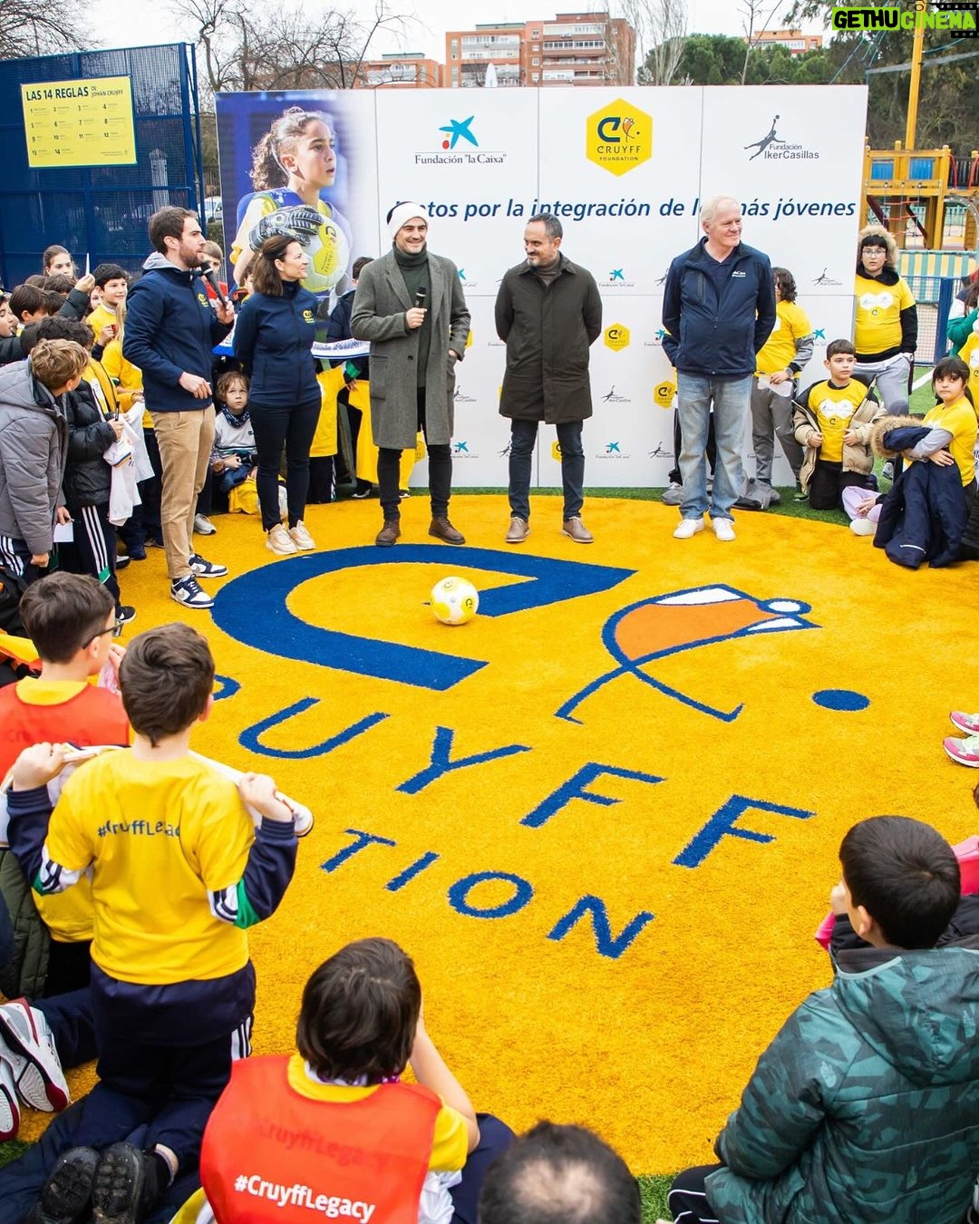 Iker Casillas Instagram - Muy contento por haber inaugurado un nuevo Cruyff Court de la @fundacioncruyff en Móstoles, ciudad que me vio crecer. Móstoles, Madrid, Spain