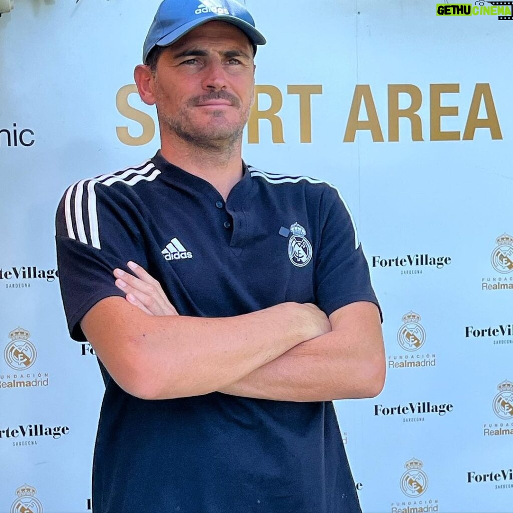 Iker Casillas Instagram - Compartir con los chavales ratos de fútbol! @fundacion.realmadrid ⬆️ Gracias @fortevillage 🙏 Cerdeña, Italia