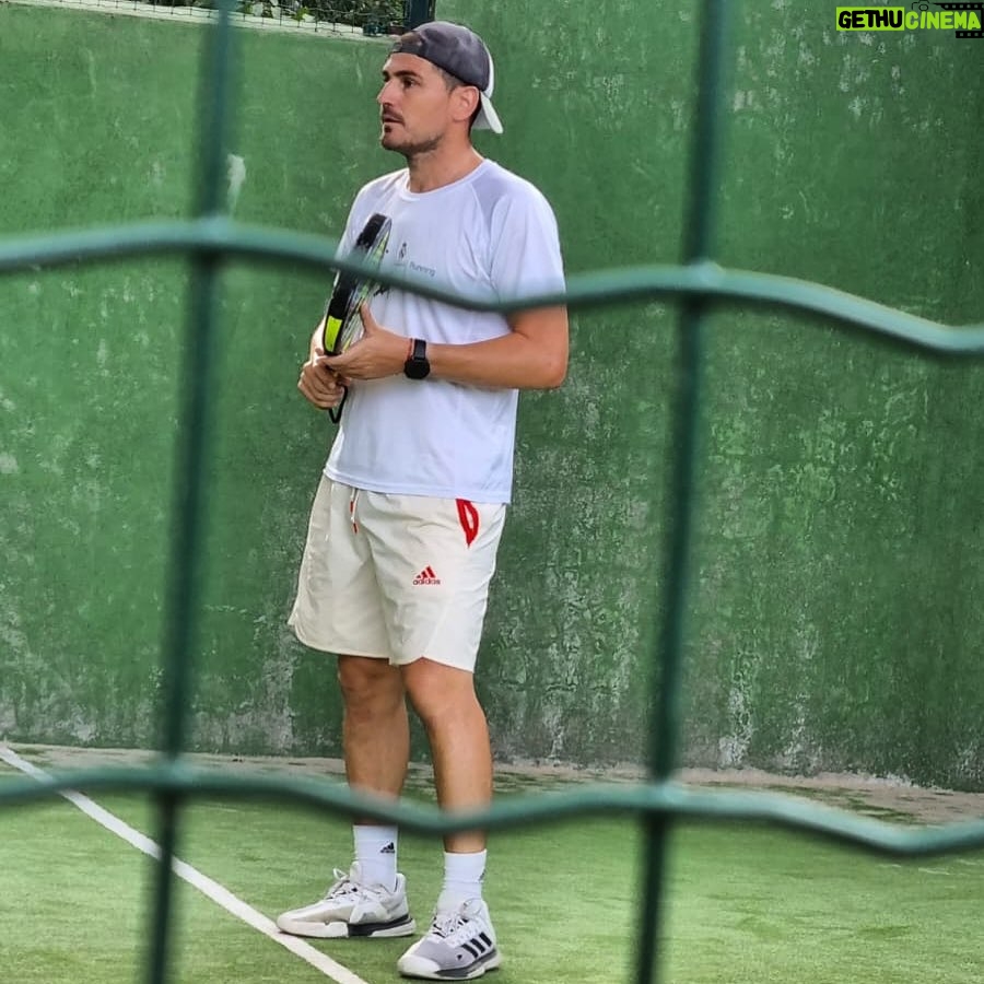 Iker Casillas Instagram - Torneo de pádel. Pensáis que llego a la final? 🎾 Navalacruz, Spain
