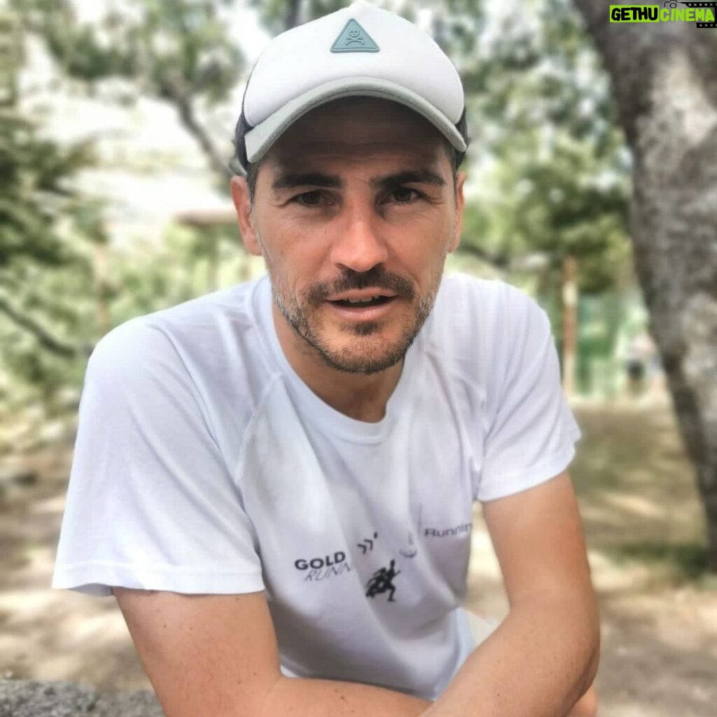 Iker Casillas Instagram - Foto tomada a traición y sin mi permiso querida @marta_romero_diez ! Te va a llegar un burofax… últimos días en el paraíso. #felizmartes😘 Navalacruz, Spain