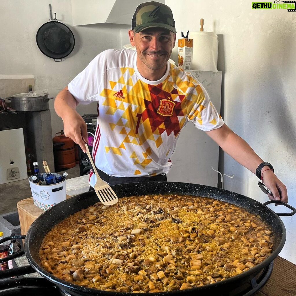 Iker Casillas Instagram - La gente no sabe lo bien que cocino… 🥘 Don Benito, Extremadura, Spain