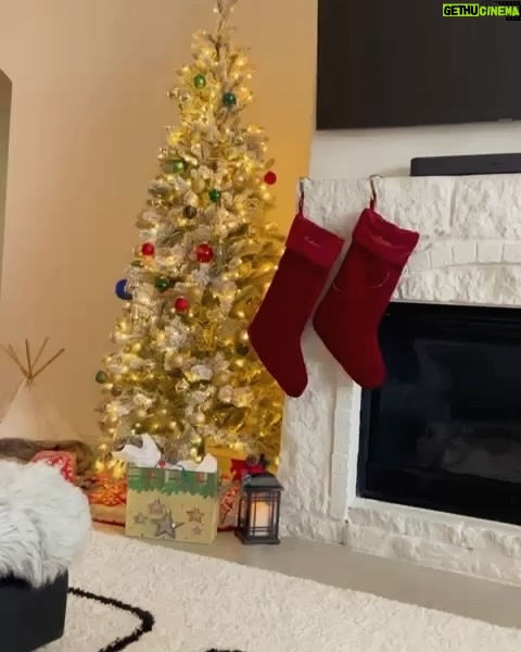 Ileana D'Cruz Instagram - My heart is full and I’m so thankful and fortunate to be able to spend Christmas with my new little family ♥️ Sending love and joy to everyone who needs it 🎄✨