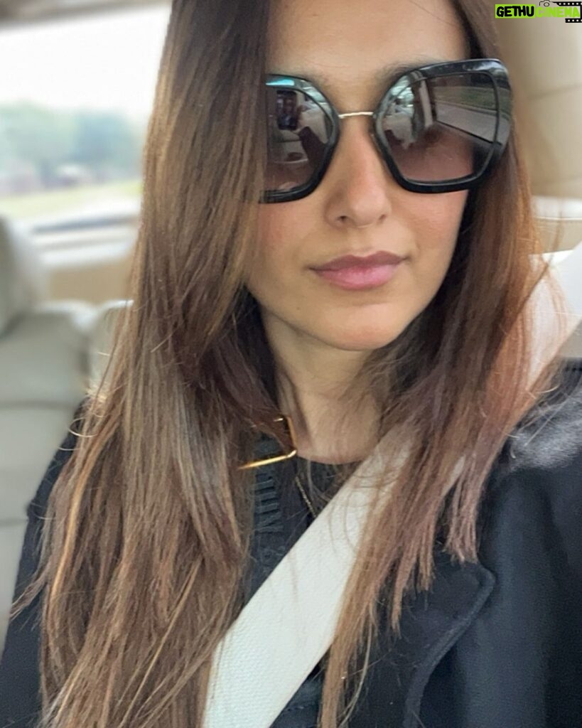 Ileana D'Cruz Instagram - Used to adjust my hair for a more flattering photo before, now I do it to mainly cover up the baby spit up 😂 💁🏻‍♀ #momhacks