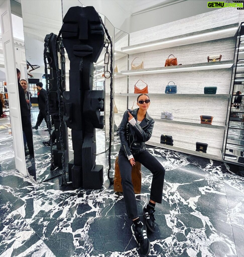 Ilfenesh Hadera Instagram - Coolest thing on New Bond Street @babiryesculptor