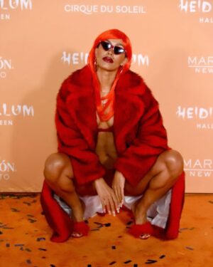 Ilfenesh Hadera Instagram - Queen Bee for a night @lilkimthequeenbee I like it here ;)
.
.
#heidihalloween2023 sometimes you just gotta drop down on the carpet 🙃 thanks for all the fun!!!!