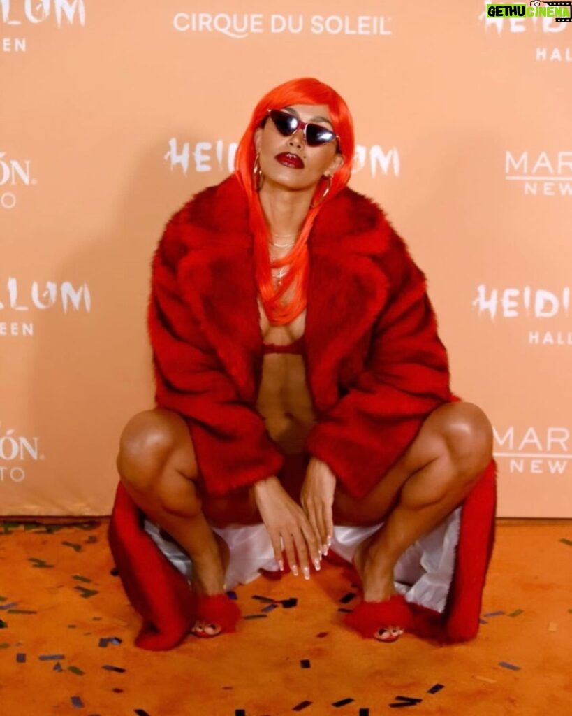 Ilfenesh Hadera Instagram - Queen Bee for a night @lilkimthequeenbee I like it here ;) . . #heidihalloween2023 sometimes you just gotta drop down on the carpet 🙃 thanks for all the fun!!!!