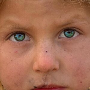 Imran Abbas Instagram - Took these picture this evening while driving back home .. These innocent beautiful eyes caught my attention and I couldn’t help praising Allah who created this beautiful face… SubhanAllah!! May this innocent smile always stay alive and these bright eyes never see any darkness of this world. #beautyofpakistan #blueeyes