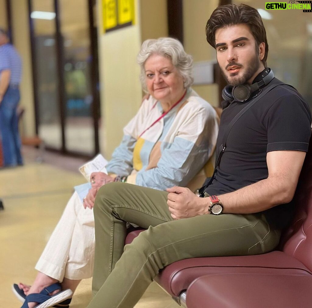 Imran Abbas Instagram - The list of my favourite people in life is not very long but certainly the lady sitting next to me always stays somewhere at the top.. On my way to Lahore with my ex-principal at NCA and daughter of Faiz Ahmed Faiz Sahab, Salima Hashmi . Jinnah International Airport