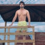 Imran Abbas Instagram - Beach ke beechoñ beech.. #Azerbaijan #azerbaijan #baku #beach #beachwear # Baku, Azerbaijan