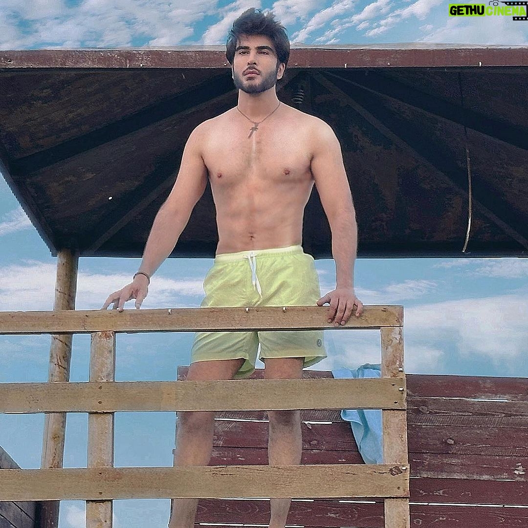 Imran Abbas Instagram - Beach ke beechoñ beech.. #Azerbaijan #azerbaijan #baku #beach #beachwear # Baku, Azerbaijan