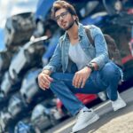 Imran Abbas Instagram - My characters, my stories … BTS from my first Indian Punjabi Flick “JEEVE SOHNEYA JEE” with pressure bandage on my right ankle after I met a foot injury while working . Alhamdilillah I am perfectly fine now. Thanks for your concern and heart warming messages . Photo Credits : @karanmakeovers_ #punjabi #pollywood #bts #jeevesohneyajee A1 Wokingham Car Spares
