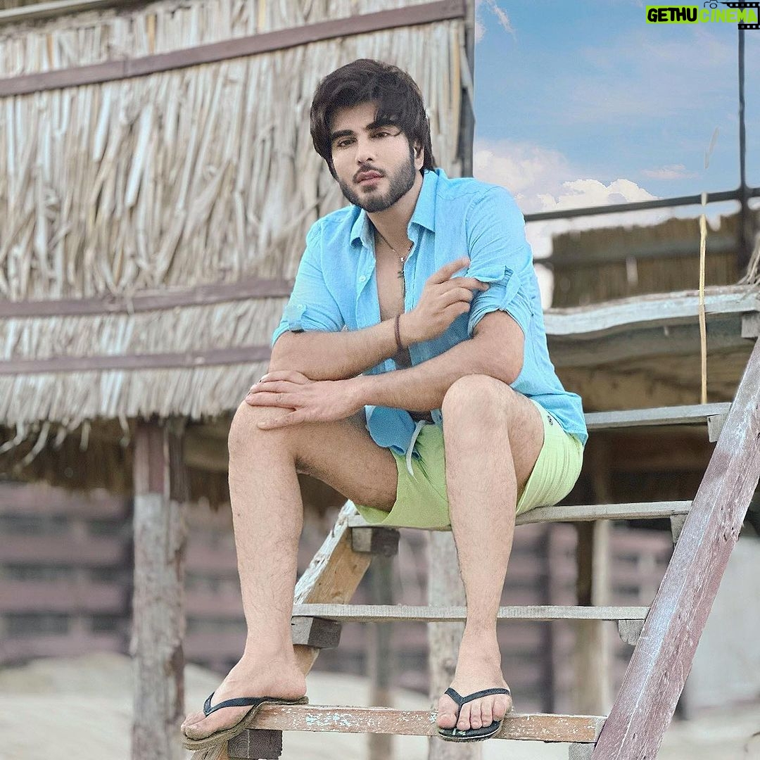 Imran Abbas Instagram - Beach ke beechoñ beech.. #Azerbaijan #azerbaijan #baku #beach #beachwear # Baku, Azerbaijan