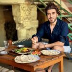 Imran Abbas Instagram - The happiness of finding “Chappal Kabaab” at a remote country side after 16 hours’ intermittent fasting. Kpk