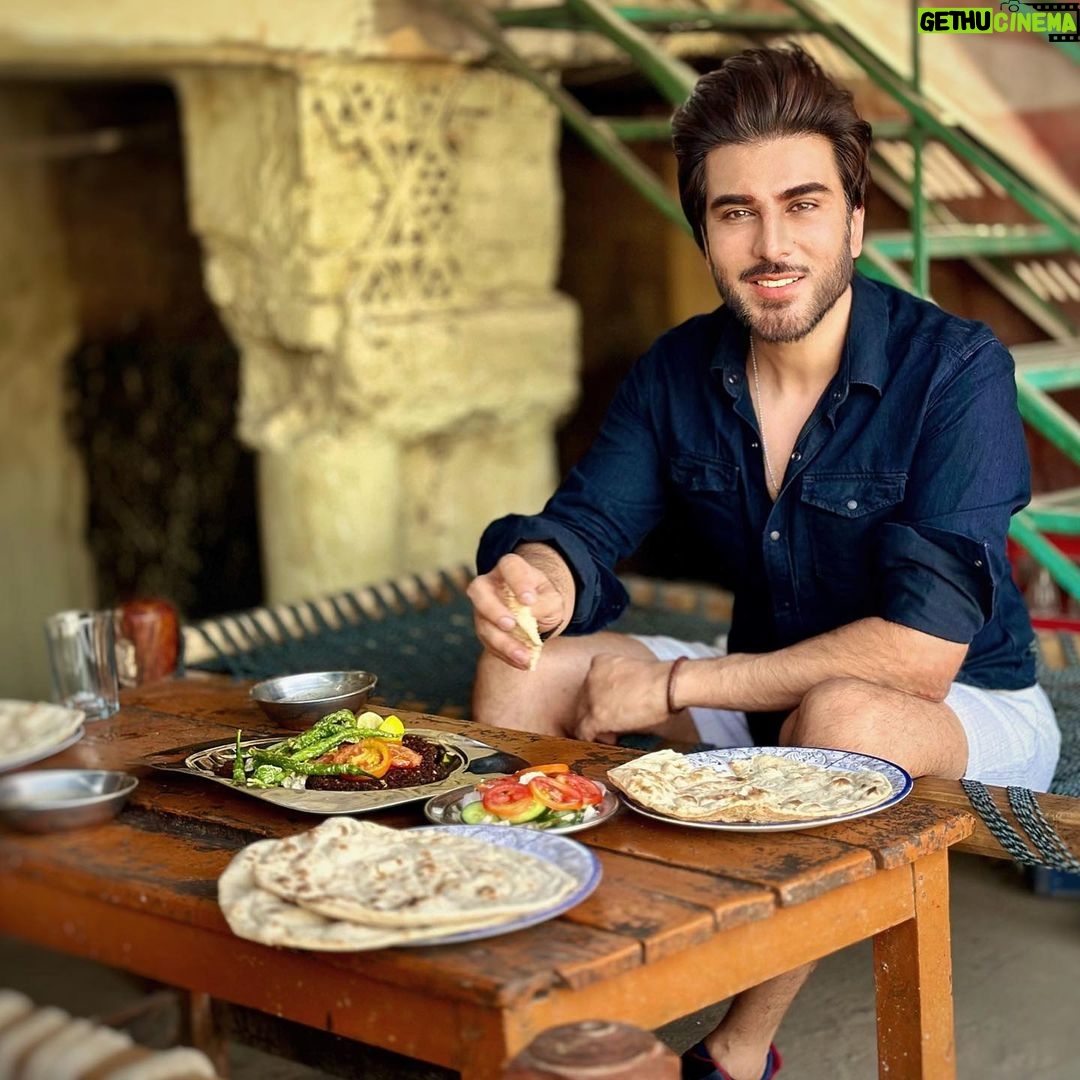 Imran Abbas Instagram - The happiness of finding “Chappal Kabaab” at a remote country side after 16 hours’ intermittent fasting. Kpk