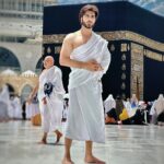Imran Abbas Instagram - Jise chaha darr pe bula liya jisay chaha apna bana liya.. Ye baray karam ke hain faislay ye baray naseeb ki baat hai.. Special thanks to @kumailpolani and @polanitravels for taking care of my traveling. #umrah #makkah #kaaba #saeedaimtiaz Ka'bah Baitullah - Masjidil Haram, Mekah Al Mukarramah