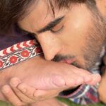 Imran Abbas Instagram - Sub kuch hai per aap nahi.. yaani, kuch bhi nahi.. apne khaali Gher mein aa ker abhi bhi meri ankhain aap ko dhoondti hai jahan aap mera intizaar kerti theen, jahan aap mujhe Khuda Hafiz kehti theen, mera sadqa deti theen.. Buhut tez dhoop mein akaila khara hoon Maa Ji.. aur koi chaaon nahi.. Mera derd samajhne wala koi nahi .. Buss aap theen..Meri janaat meri duniya.. …..Maañ!! Buss ab dil nahi lagta yahan.