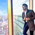 Imran Abbas Instagram - Ye saaye hain ye duniya hai parchaiyyon ki.. Bhari bheed mein khali tanhaaiyyon ki. Somewhere Under the Sky