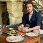 Imran Abbas Instagram - The happiness of finding “Chappal Kabaab” at a remote country side after 16 hours’ intermittent fasting. Kpk