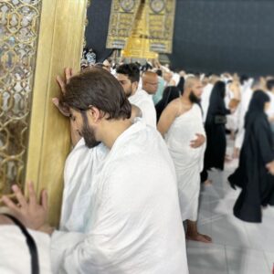 Imran Abbas Instagram - Jise chaha darr pe bula liya jisay chaha apna bana liya.. Ye baray karam ke hain faislay ye baray naseeb ki baat hai.. Special thanks to @kumailpolani and @polanitravels for taking care of my traveling. #umrah #makkah #kaaba #saeedaimtiaz Ka'bah Baitullah - Masjidil Haram, Mekah Al Mukarramah