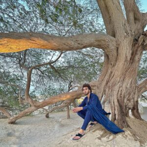 Imran Abbas Instagram - Khayal e yaar pe dekho khizaañ nahi aati.. Ye wo shajar ke khara hai hara bhara kub se. #bahrain #kingdomofbahrain #treeoflife