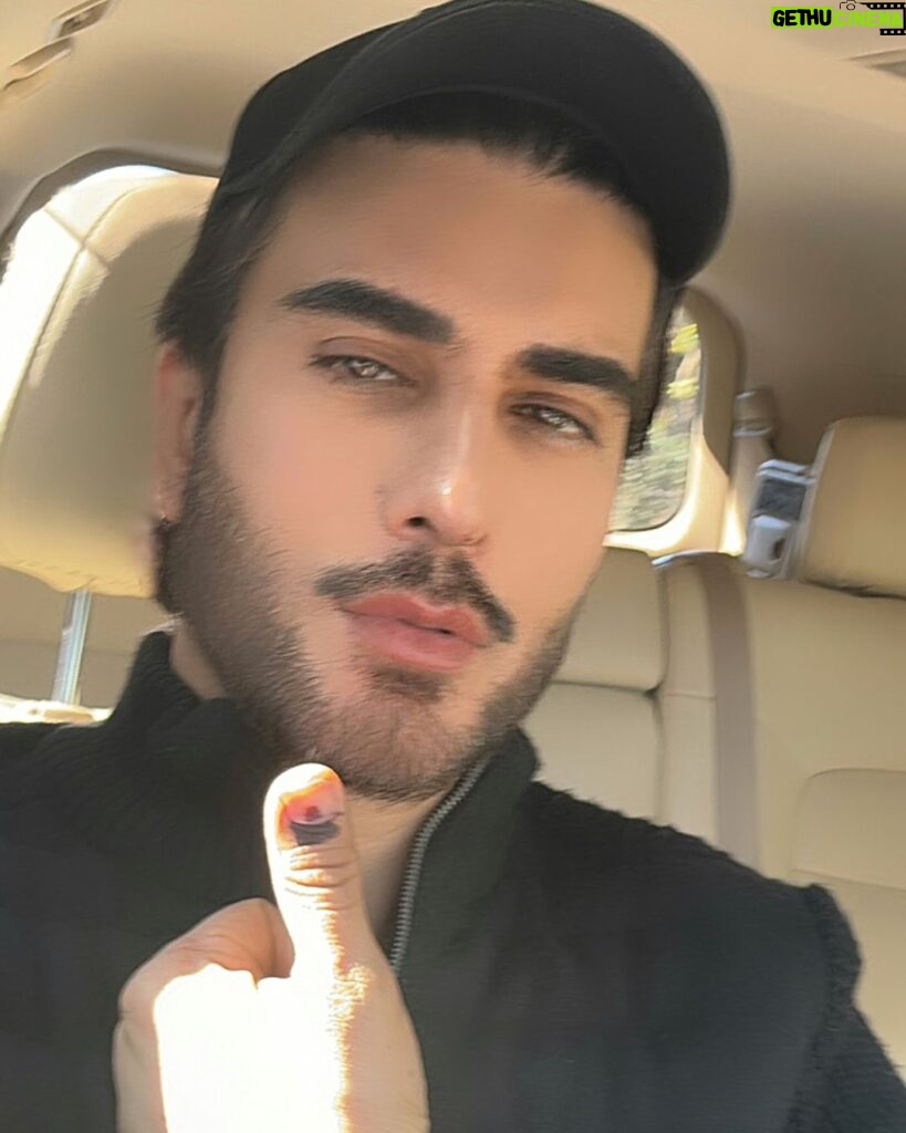 Imran Abbas Instagram - Came only for a day to my home town Islamabad to cast my vote.. “Shikwaye zulmat e shab se to kaheen behter tha, Apne hisse ki koi shamma jalaate jaatay . Us ki wo jaanay usay paas-e-wafa tha ke na tha, Tum Faraz apni taraf se to nibhaatay jaatay” Islamabad, Pakistan