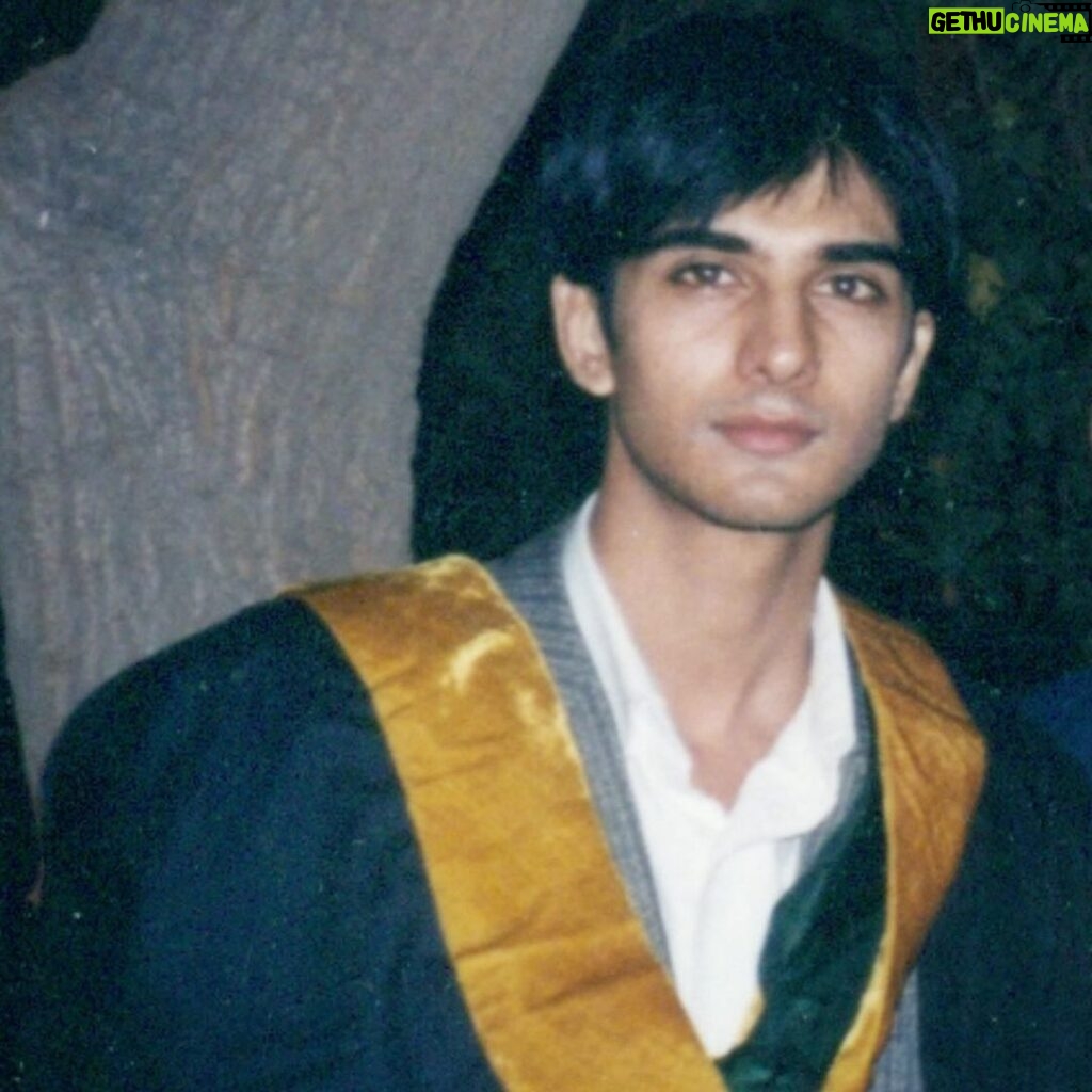 Imran Abbas Instagram - The day when I graduated as an Architect from NCA, Lahore. I still remember the moment and those tears of happiness in my late parents’ eyes. “Buss yadain reh jaati hain “..