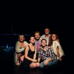 Inês Herédia Instagram - Esta fotografia é do dia em que fazíamos ensaio de luz na @abarracateatro. Hoje e amanhã fazemos os dois últimos espetáculos desta viagem que significou tanto para mim. É um privilégio trabalhar um texto desta simplicidade, sairmos da frente dele como dizia o Rui Maria ontem e deixarmos as palavras fazerem o trabalho delas. O Things I Know To Be True foi das peças onde pus mais de mim, nos @lisbonplayers (como de resto em todas as companhias sem subsídios ou apoios), todos temos a responsabilidade de ir ao volante, não há privilégios, não há chegar às 17h e sair às 00h. Há um espetáculo para pôr de pé e todos somos responsáveis por todos os pormenores. Uma família. É comovente ver tanta gente a sair da sala em overdose de amor, é uma alegria ver tanta gente absolutamente rendida a atores que se calhar não conheciam tão bem e é muito raro poder trabalhar um texto que consegue chegar da mesma maneira a pessoas que raramente vão ao teatro e aos colegas da nossa indústria que mais respeito e admiro. Afinal andamos cá todos a procurar ou a fugir das mesmas coisas. O Things I Know to Be True é sobre what makes us Human. E neste momento a resposta a essa pergunta é das poucas coisas que temos a que nos agarrar. Obrigada por tanto @lisbonplayers, esta peça trouxe-me o triplo do que pus. Hoje às 21h e amanhã às 16h fazemos as duas últimas cirurgias de peito aberto. Ainda temos lugares, não percam. Não percam mesmo. Let’s do this @celia.doubleyou @martimesquitaguim @wizbochmann @_aryaga @alexandrabochmann @cori_anne_s @marta_nagy @guiiboniito @ofir24 @exdancerlizday @franciscomarquesx I love you 🤍