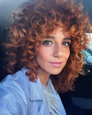 Inês Herédia Instagram - Está a acontecer isto na @tvioficial neste momento. E se não era de começarem a adotar o meu cabelo natural de vez em vez se faz favor, obrigada. #FreeTheCurls
