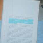 Inês Herédia Instagram - Entre férias das crianças, gravações e muita escrita, ando um bocadinho ausente daqui. No primeiro livro que li do @valterhugomae lia-se às tantas que alguém “precisava deste resto de solidão para aprender sobre este resto de companhia”. Nunca mais me saiu da cabeça, volta e meia assalta-me. Posto isto e mais montes de coisas que ao lado disto me parecem pouco relevantes, voltei a pegar num dos meus livros preferidos de sempre. O que está no reel. Quem acertar sem recorrer ao Dr.Google não ganha nada, mas dá para ficar a saber quem é a crowd desse lado. Vá, ganha um emoji personalizado ou assim. Quem acertar no livro do reel e no livro do Valter Hugo Mãe ganha 2 emojis. Que trabalheira