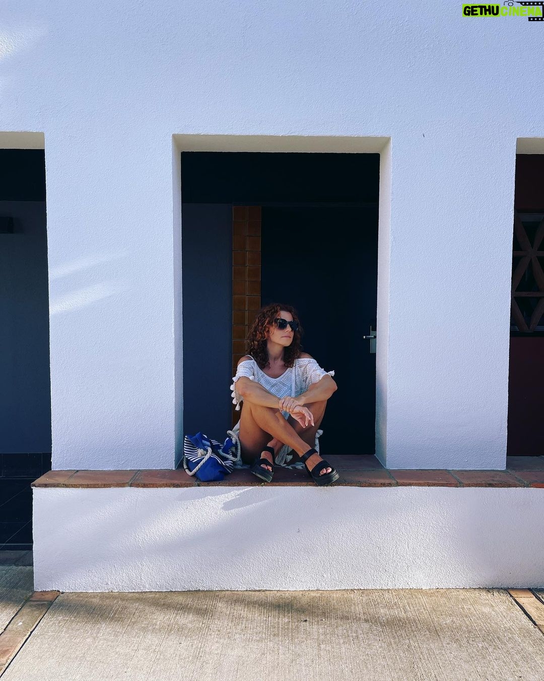 Inês Herédia Instagram - Espera-me um mês intenso a procurar personagens loucas, estes 4 dias foram o mergulho que precisava para limpar e beber do que a vida dá quando não se procura nada. Até já, Algarve 🥰 ROBINSON QUINTA DA RIA