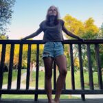 Inês Herédia Instagram - Esta sou eu a fingir que estou a supervisionar os 3min de pausa no dia de hoje. Os miúdos estiveram no kids Club, nós lemos, eles andaram de bicicleta, demos 765 mergulhos, fizemos todos a sesta, andaram de bicicleta outra vez, mais 30 mergulhos, já está tudo de banho tomado e creme no corpo. Aqueles 3min em que não é preciso fazer nada, já está toda a gente pronta e só se ouvem os pássaros nas árvores. Somos tão felizes na Ria Formosa. @robinsonclub 🤍 ROBINSON QUINTA DA RIA