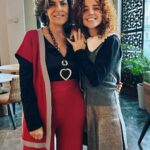 Inês Herédia Instagram - E agora se fazem favor, fazem uma pausa no vosso dia para dar os parabéns à rainha desta m*rda toda, a senhora minha mãe. Que por coincidência ou tradição faz anos no mesmo dia da minha avó, do meu tio Jorge, e da minha prima @franciscaheredia . Porque nos Herédias não se herdam receitas, herdam-se datas. Mulher de armas, das tecnologias, de alguns momentos de vergonha alheia, com a missão de vida de ser feliz e de garantir a felicidade daqueles que ama. Generosa, lutadora, curiosa, mãe de 2+2, avó de 7, mas acima de tudo, alguém que sobreviveu à minha adolescência que começou aos 7 e ainda não há confirmações absolutas de ter acabado. Isso sim é de louvar e deveria dar direito a feriado nacional. Por favor os vossos sinceros votos de mais 60 a dançar em cima dos problemas da vida para que eu um dia consiga fazer igual. I love you Mummy, morro de orgulho. 🍾